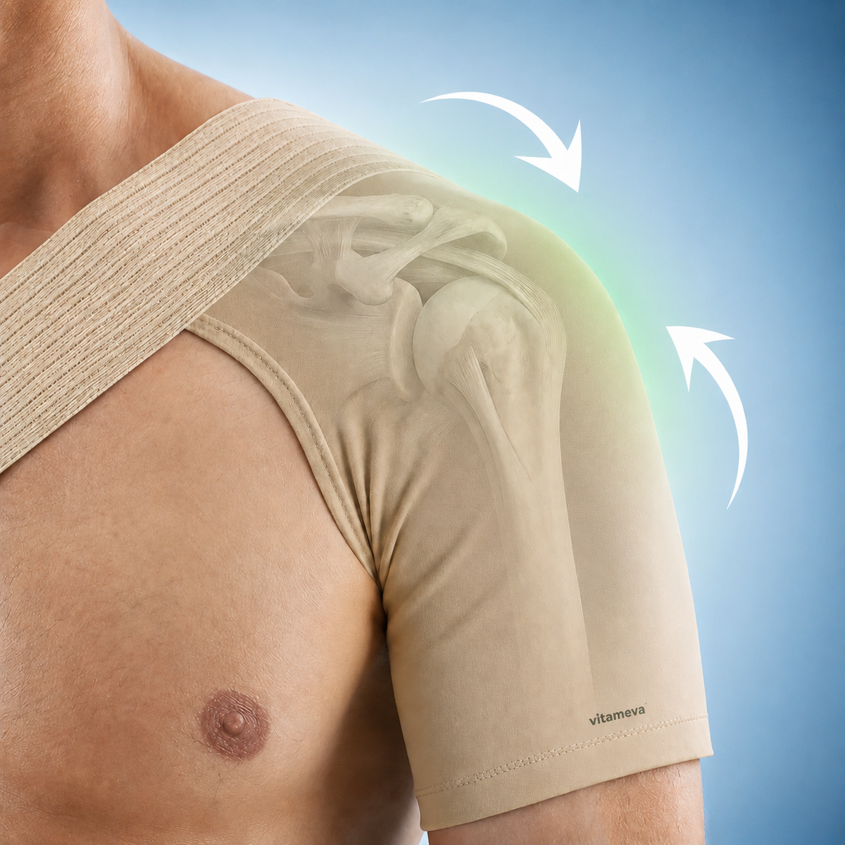 Beige FlexiSleeve schouderbrace gedragen over de schouder, met het schoudergewricht in beeld