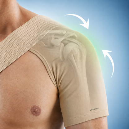 Beige FlexiSleeve schouderbrace gedragen over de schouder, met het schoudergewricht in beeld